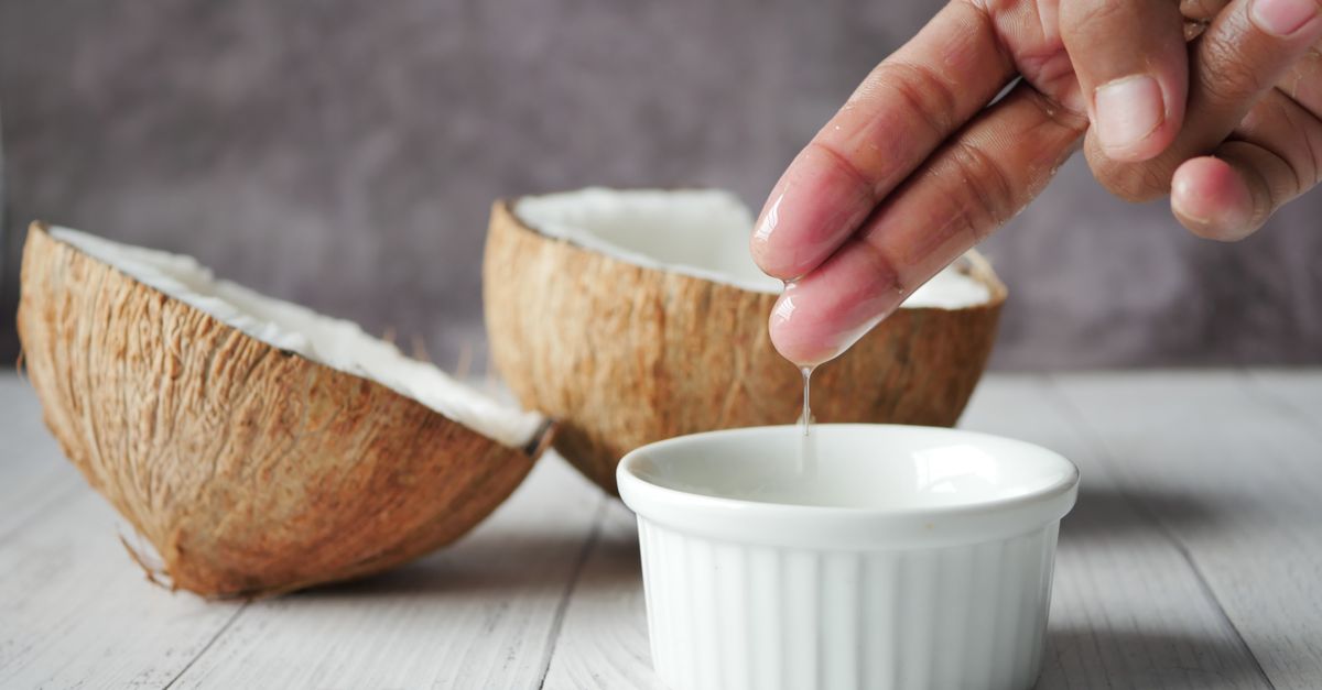 Pot d'huile de coco vierge et mèches de cheveux soyeux