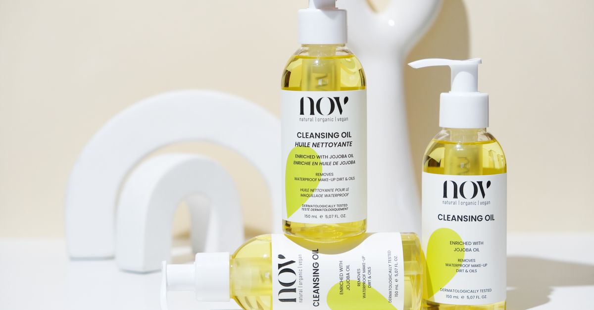 Flacon d'huile de jojoba avec des plantes naturelles et des soins