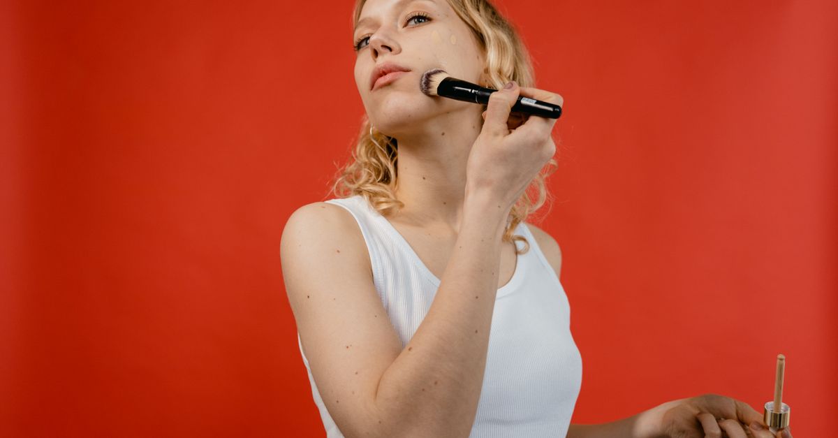 Application du fond de teint avec un pinceau de maquillage