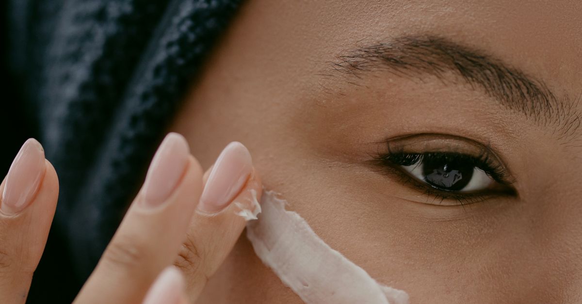 Femme appliquant une creme contour des yeux avec son annulaire