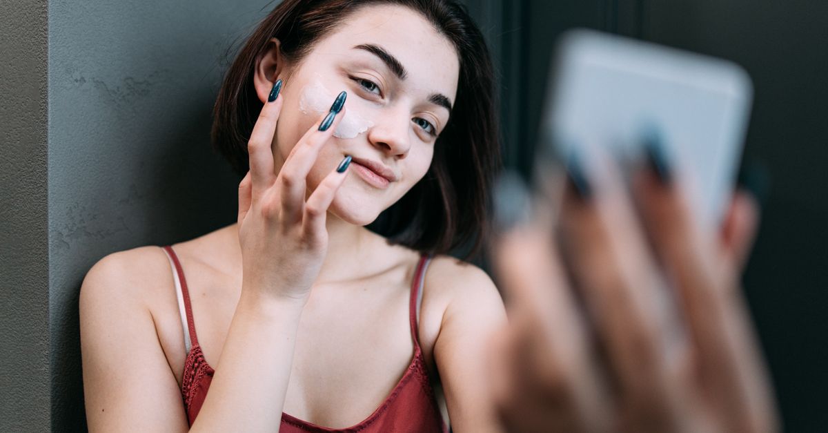 Femme aux soins du visage avec une peau lumineuse et eclat