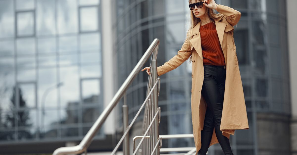 Femme portant un trench-coat avec élégance