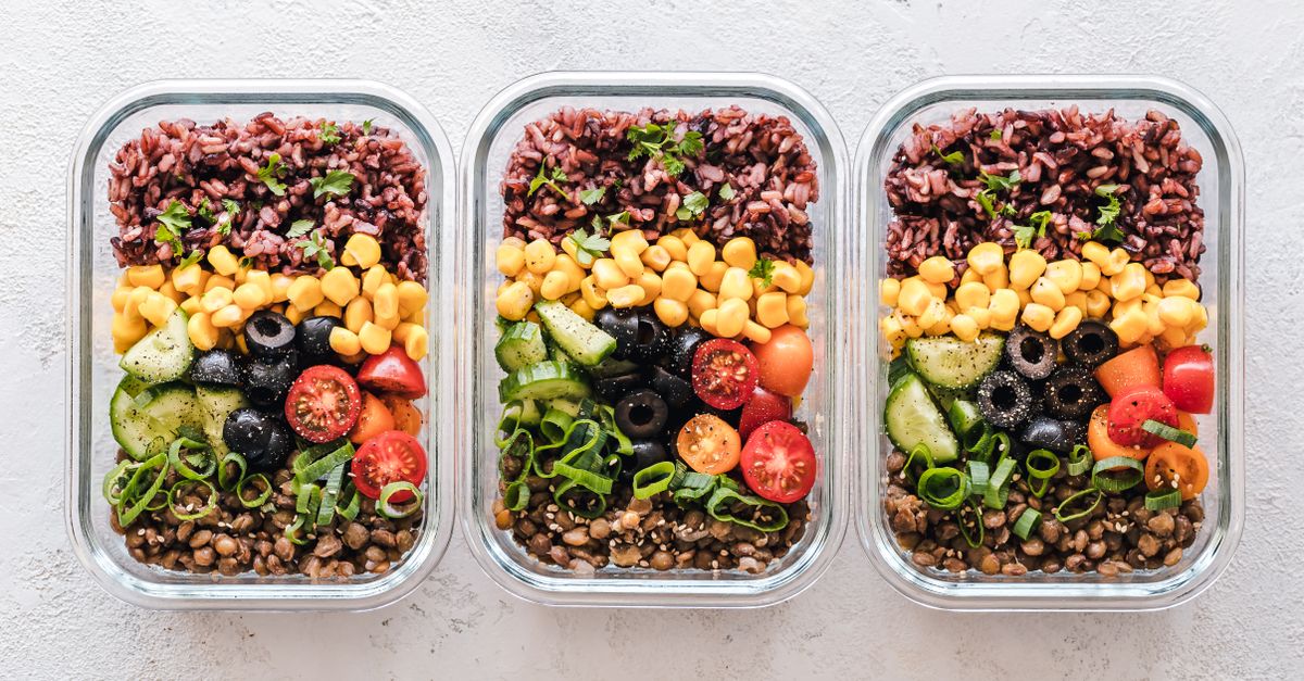 Boîtes de meal prep avec repas sains préparés à l'avance