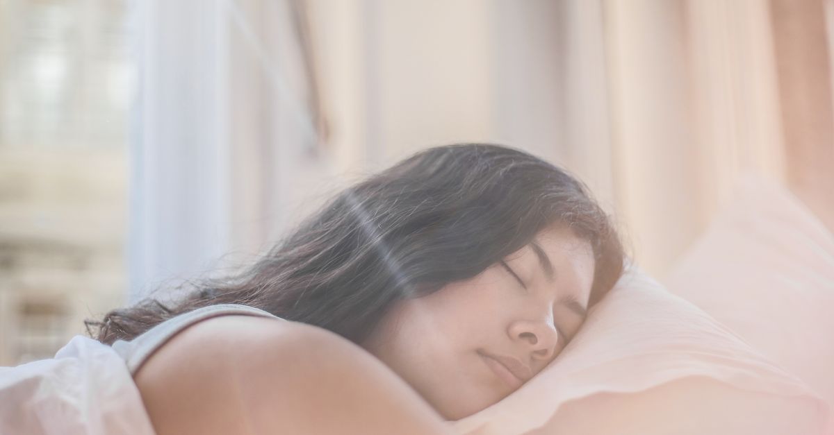 Femme qui dort paisiblement au réveil, lumière du matin