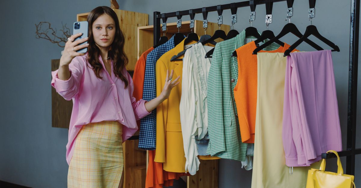 Vêtements colorés présentés en éventail